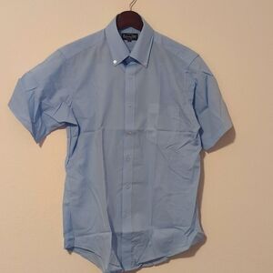 Botany '500' Men's sky blue shirt sleeve dress shirt.